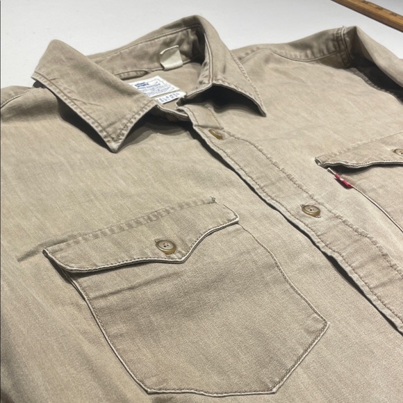 Levi's relaxed Western size medium Beige Button-Up Shirt - Picture 9 of 13